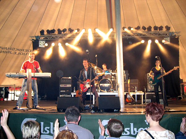 2004-05-02-Denmark-Roskilde-Kraemmermarked/Michael/Stage/Stage8
